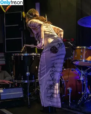 Lauren Mayberry / laurenevemayberry nude photo #1474