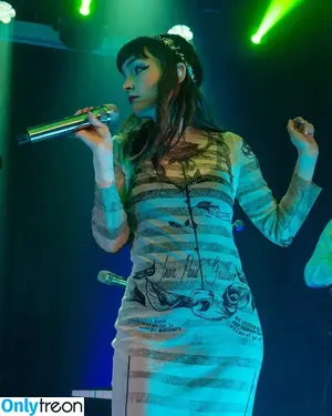 Lauren Mayberry / laurenevemayberry nude photo #1475