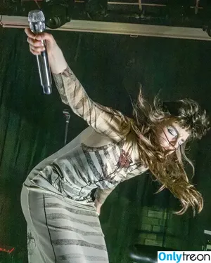 Lauren Mayberry / laurenevemayberry nude photo #1476