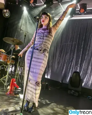 Lauren Mayberry / laurenevemayberry nude photo #1478