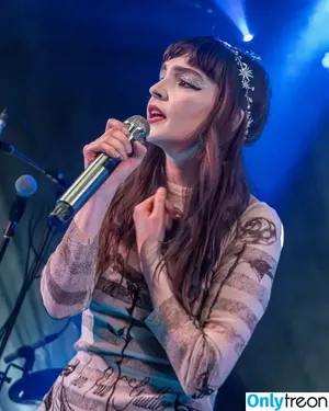 Lauren Mayberry / laurenevemayberry nude photo #1479