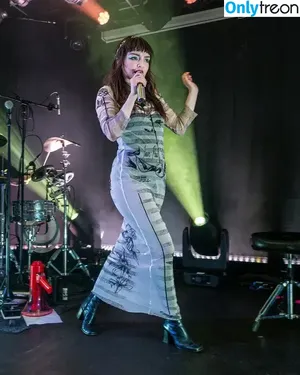 Lauren Mayberry / laurenevemayberry nude photo #1480