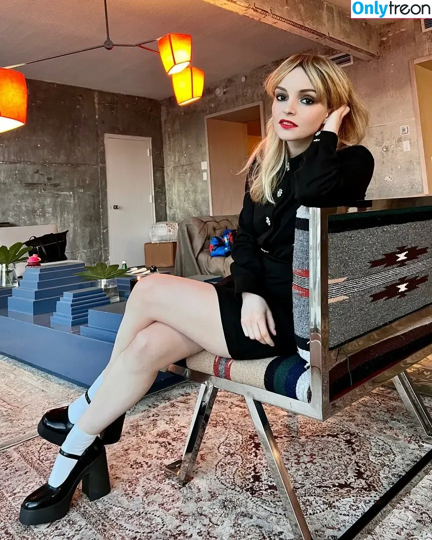 Lauren Mayberry nude photo #1008 (laurenevemayberry)