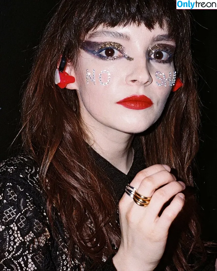 Lauren Mayberry nude photo #1011 (laurenevemayberry)