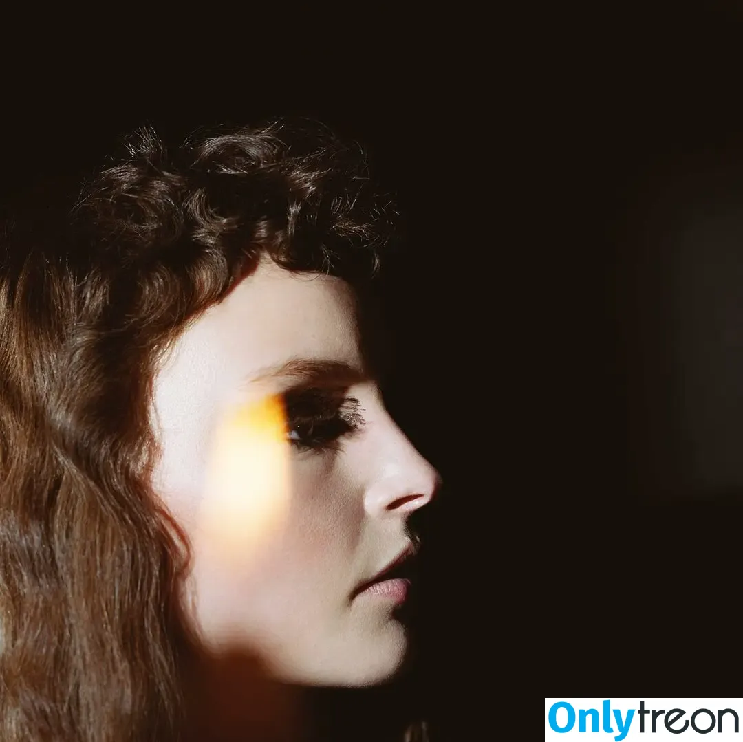 Lauren Mayberry nude photo #1033 (laurenevemayberry)
