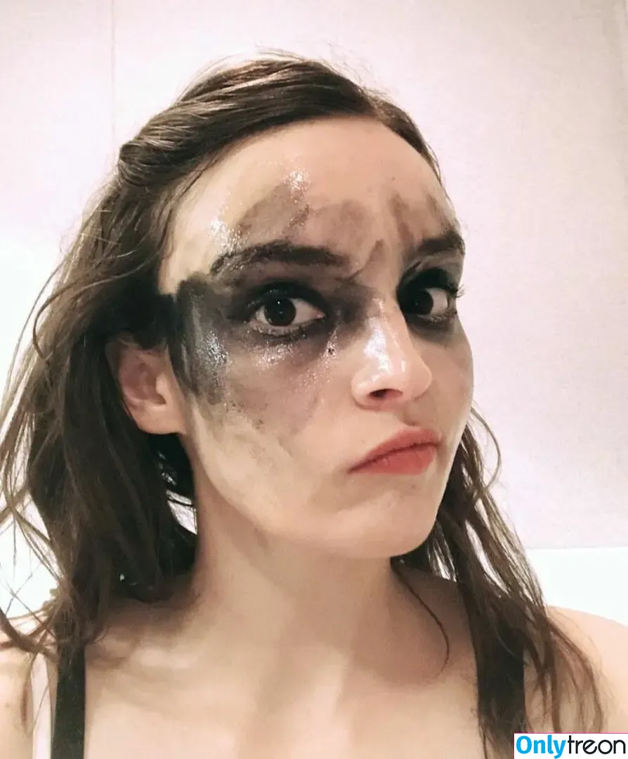 Lauren Mayberry nude photo #1034 (laurenevemayberry)