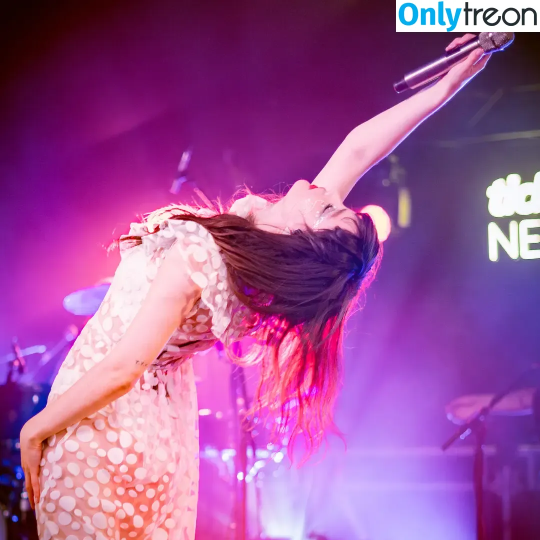 Lauren Mayberry nude photo #1043 (laurenevemayberry)