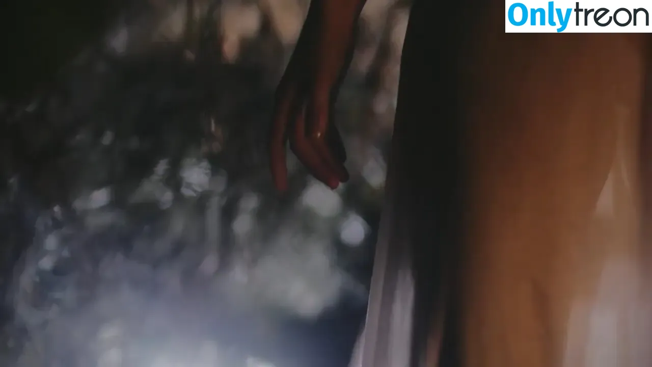 Lauren Mayberry nude photo #1044 (laurenevemayberry)