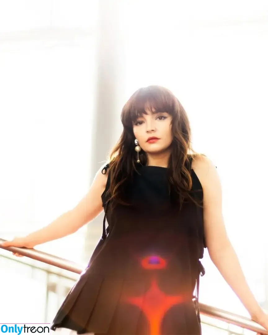 Lauren Mayberry nude photo #1101 (laurenevemayberry)