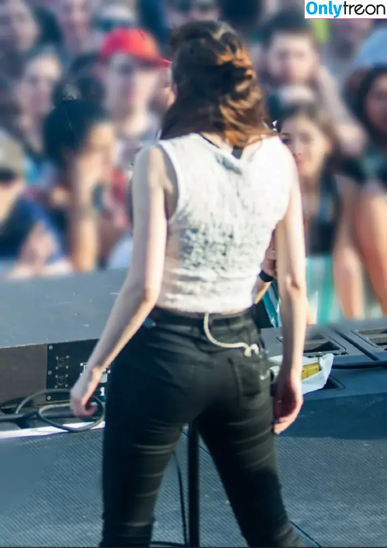 Lauren Mayberry nude photo #1107 (laurenevemayberry)