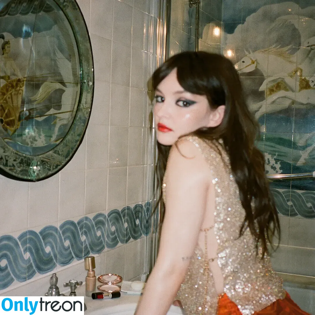 Lauren Mayberry nude photo #1111 (laurenevemayberry)