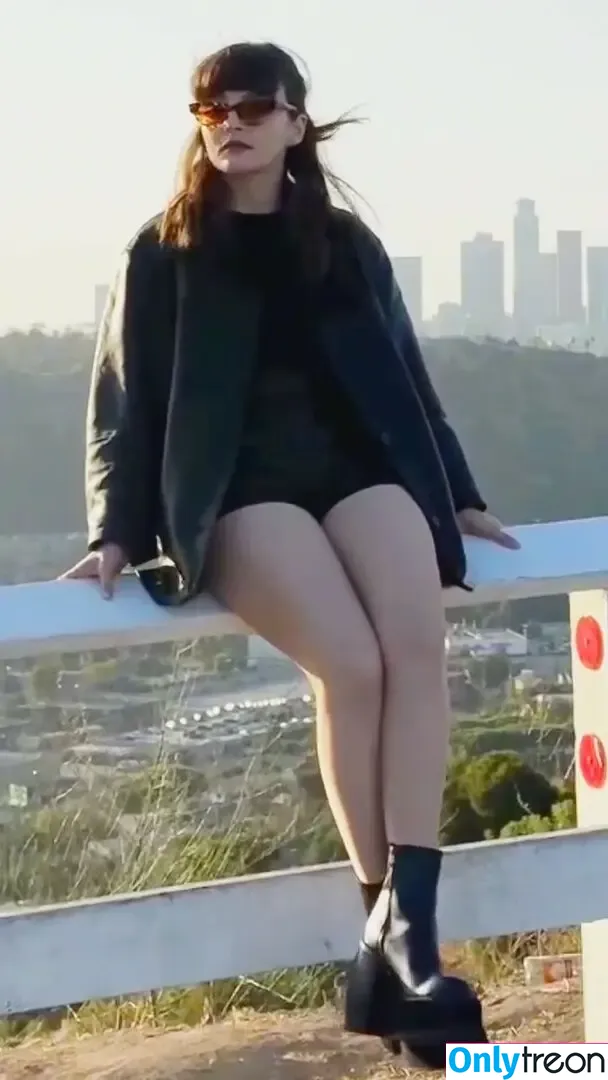 Lauren Mayberry nude photo #1112 (laurenevemayberry)