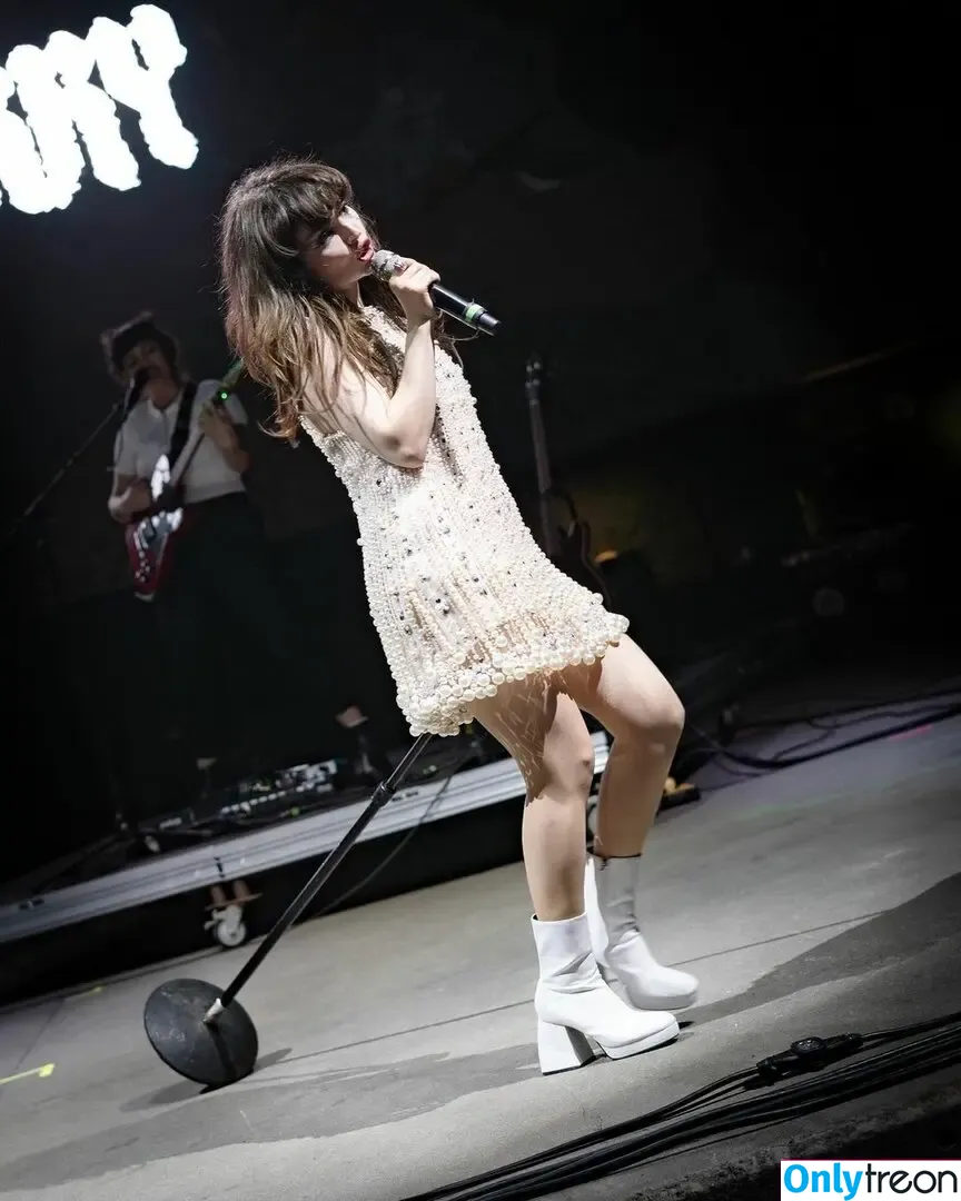 Lauren Mayberry nude photo #1125 (laurenevemayberry)