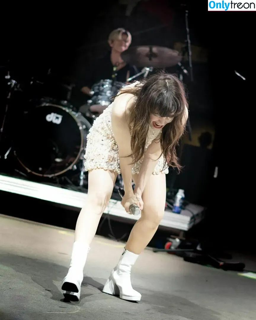 Lauren Mayberry nude photo #1131 (laurenevemayberry)