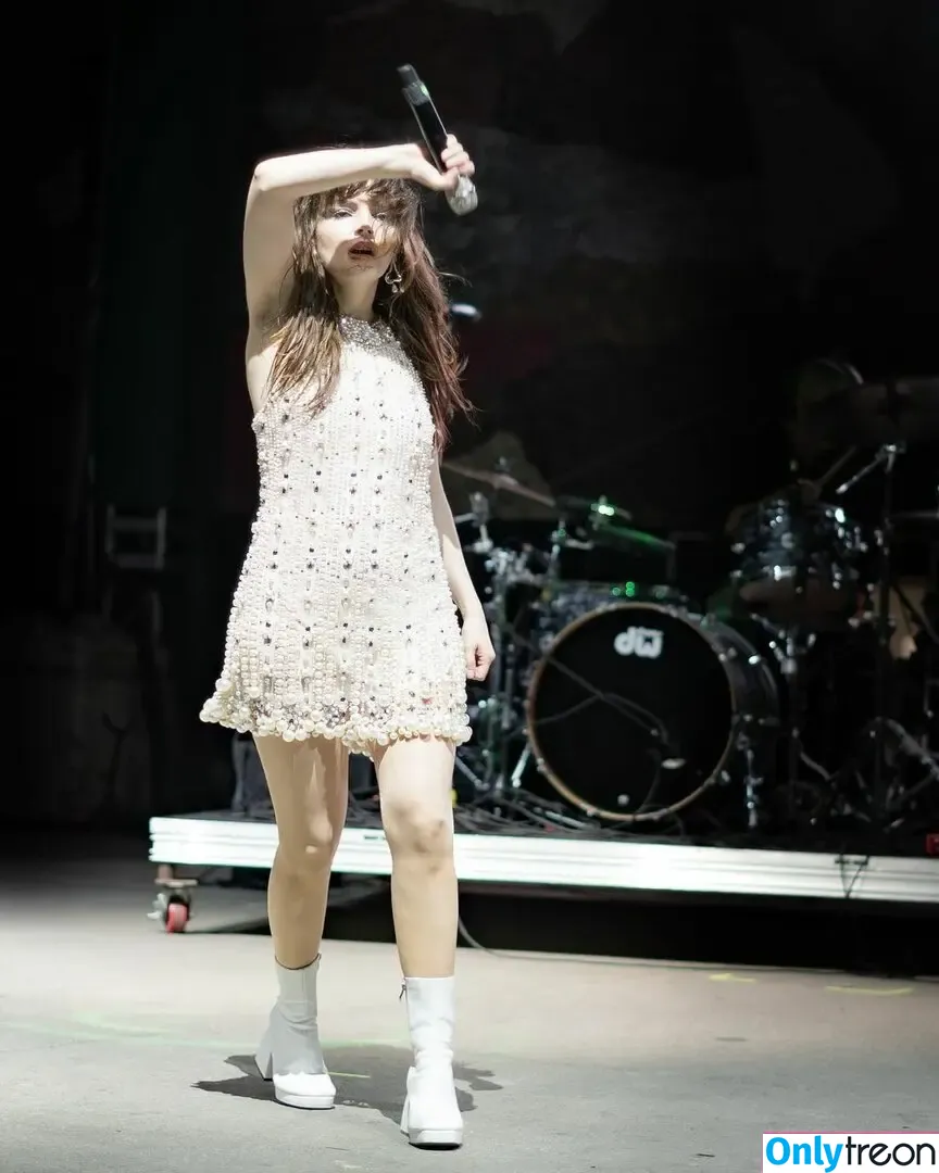 Lauren Mayberry nude photo #1133 (laurenevemayberry)