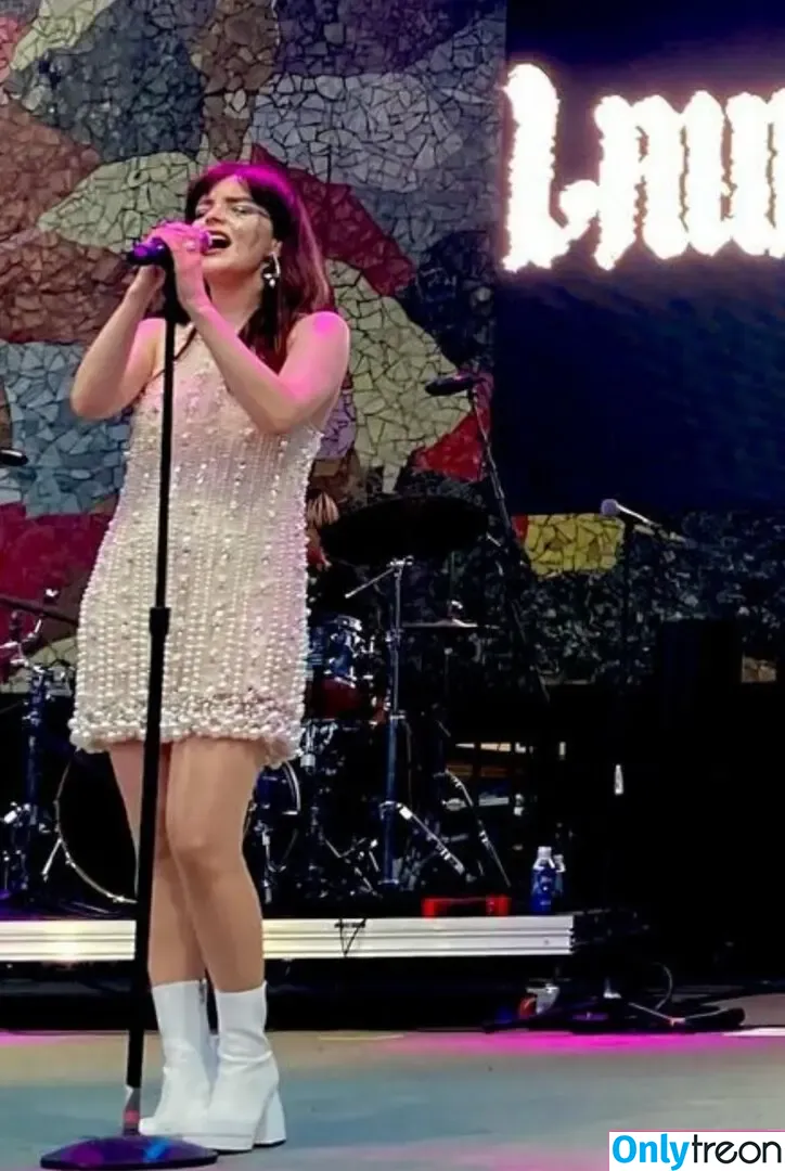 Lauren Mayberry nude photo #1140 (laurenevemayberry)