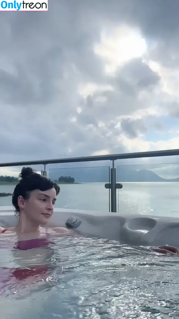 Lauren Mayberry nude photo #1160 (laurenevemayberry)