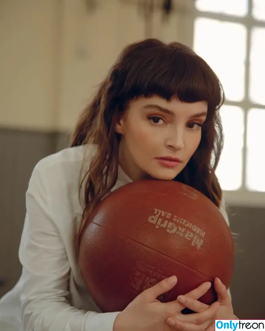 Lauren Mayberry nude photo #1164 (laurenevemayberry)