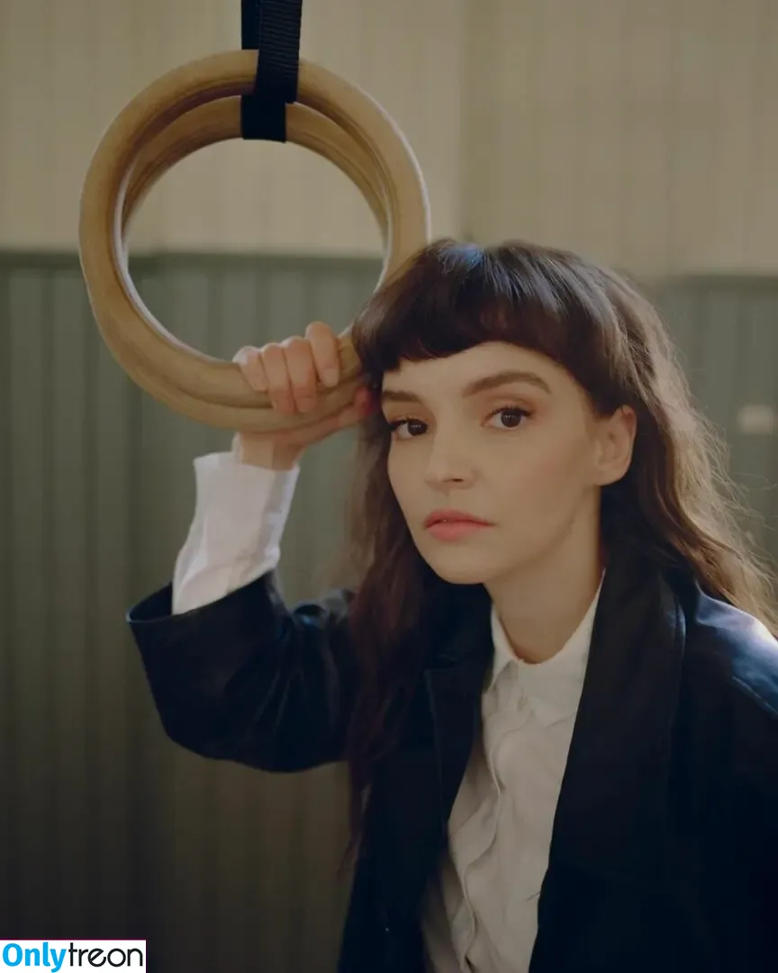 Lauren Mayberry nude photo #1168 (laurenevemayberry)
