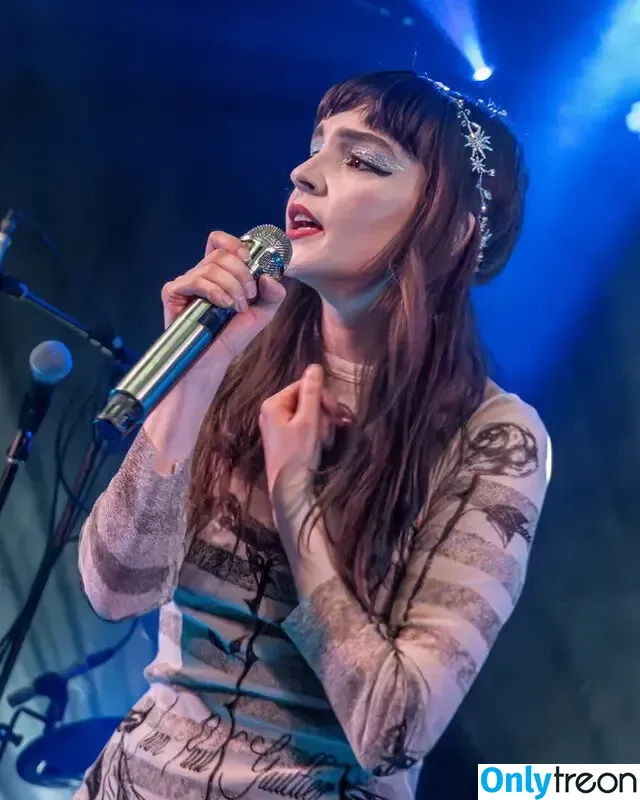 Lauren Mayberry nude photo #1479 (laurenevemayberry)