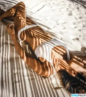 Laury Thilleman / laurythilleman nude photo #0052