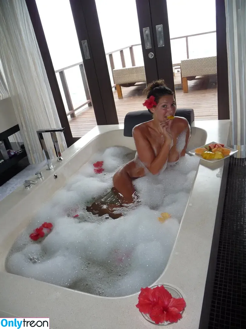 Laury Thilleman nude photo #0017 (laurythilleman)