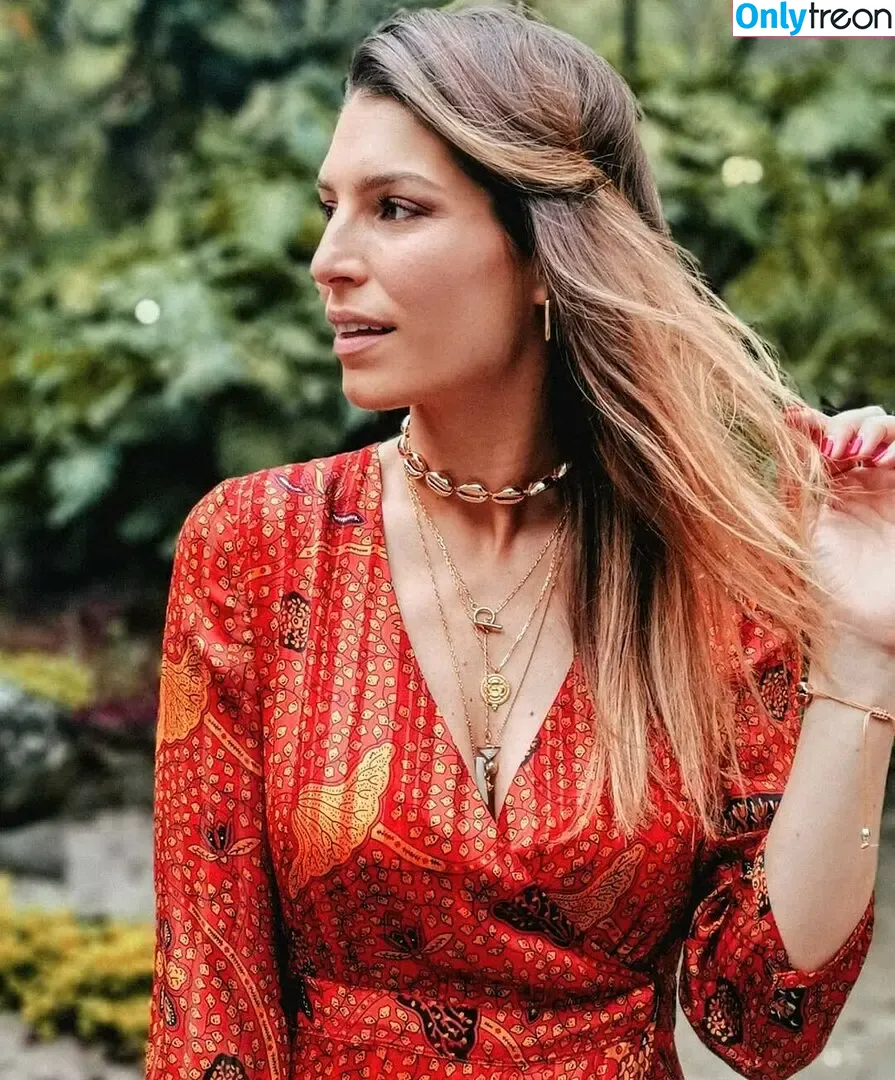 Laury Thilleman nude photo #0027 (laurythilleman)