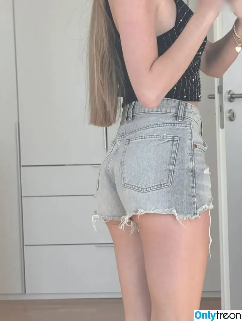 Lea Katharina Maria nude photo #1770 (leakatharinamaria)