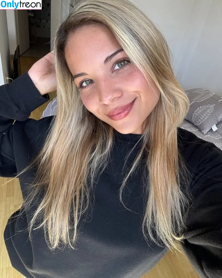 lea_vlmtt nude photo #0068 (Léa Valmont)