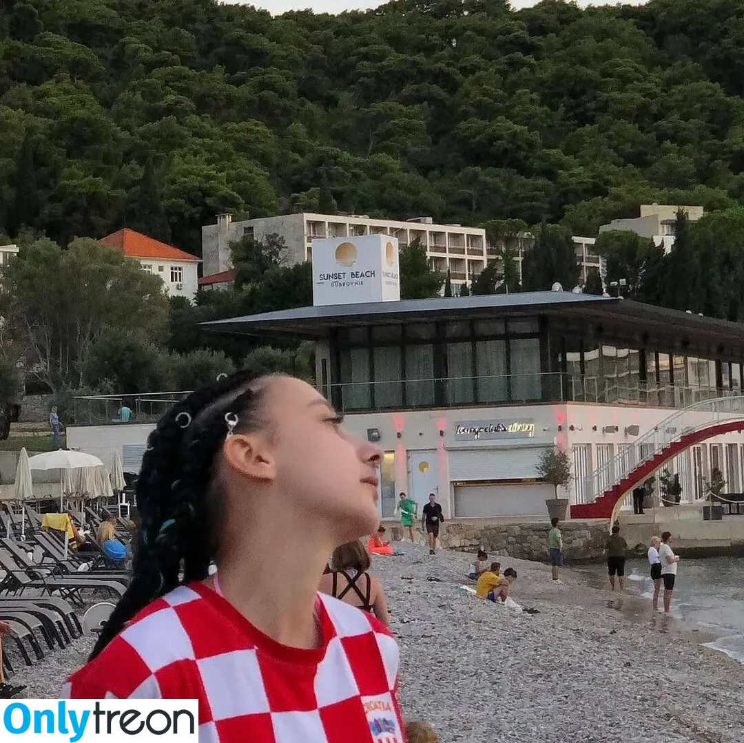 leliloo nude photo #0048 (lelilou.official)