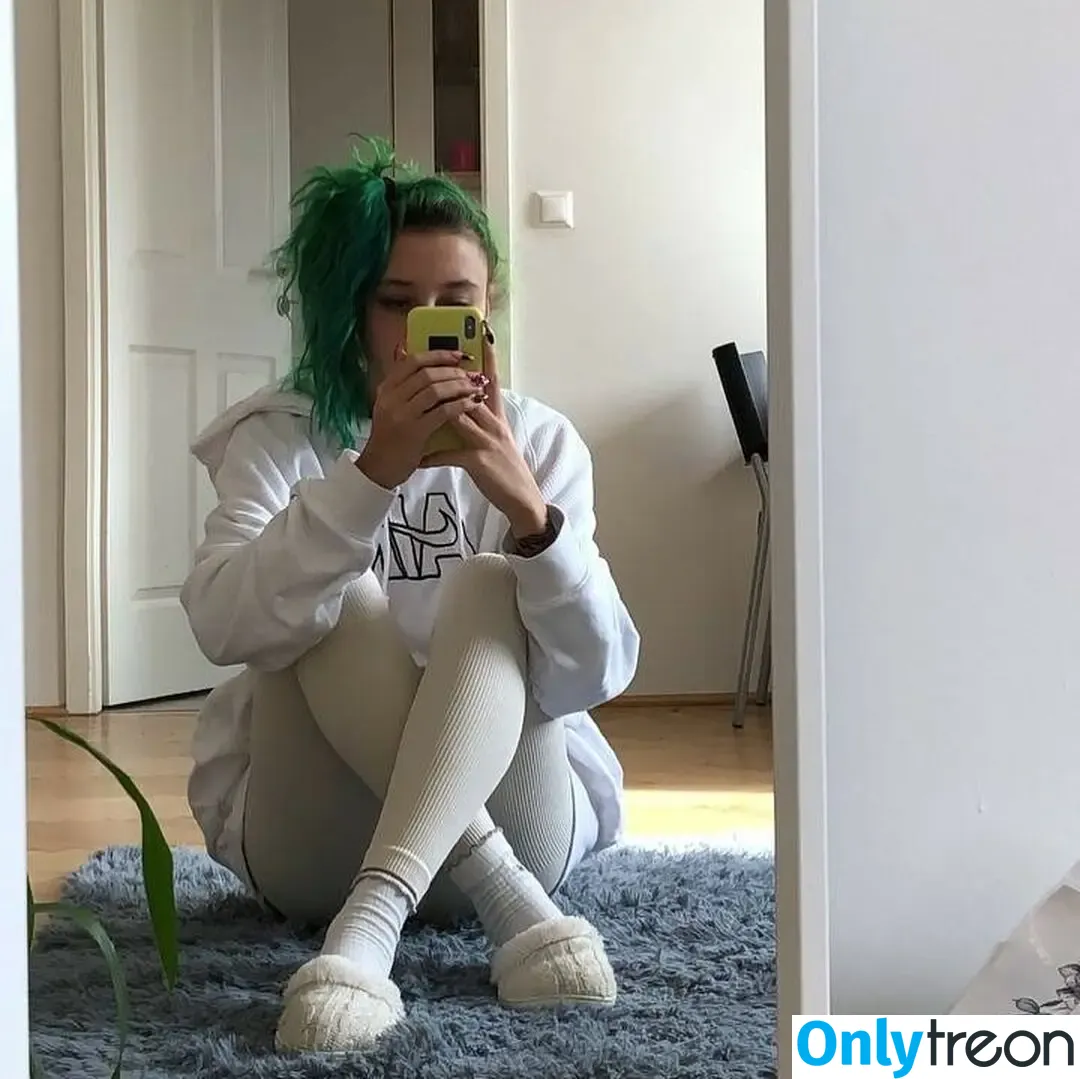 leliloo nude photo #0052 (lelilou.official)