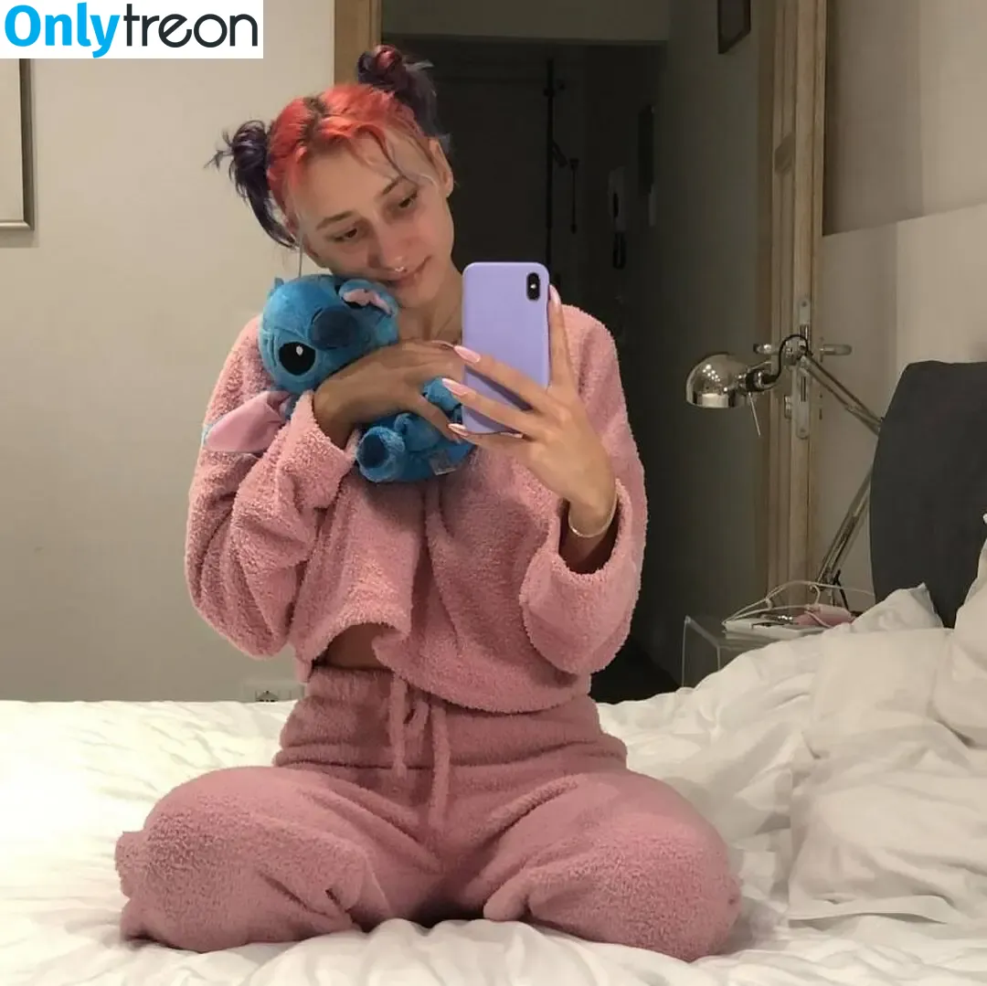 leliloo nude photo #0094 (lelilou.official)