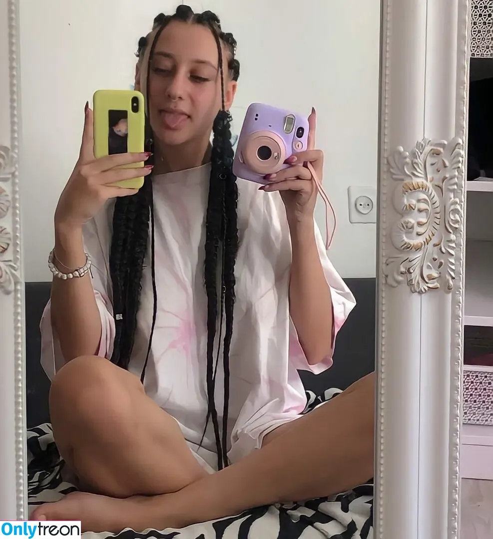 leliloo nude photo #0152 (lelilou.official)