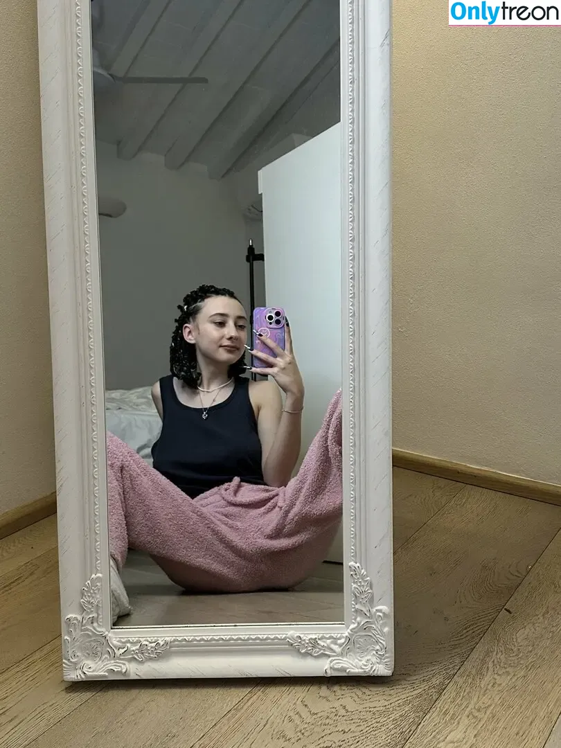 leliloo nude photo #0309 (lelilou.official)