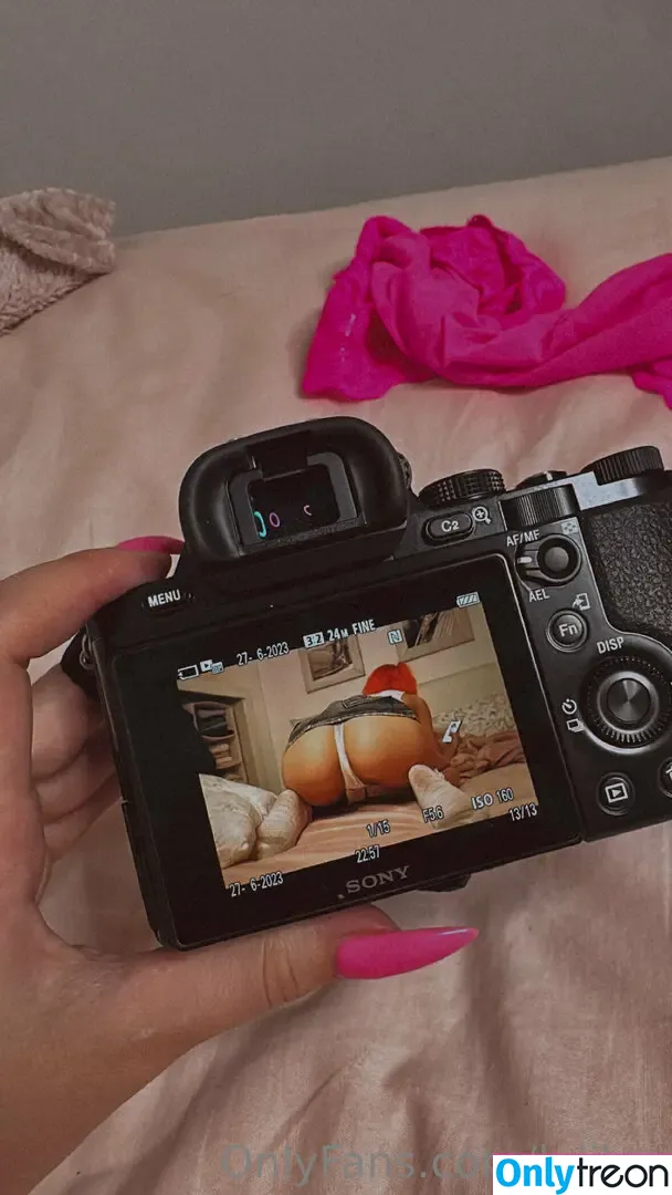 leliloo nude photo #0543 (lelilou.official)