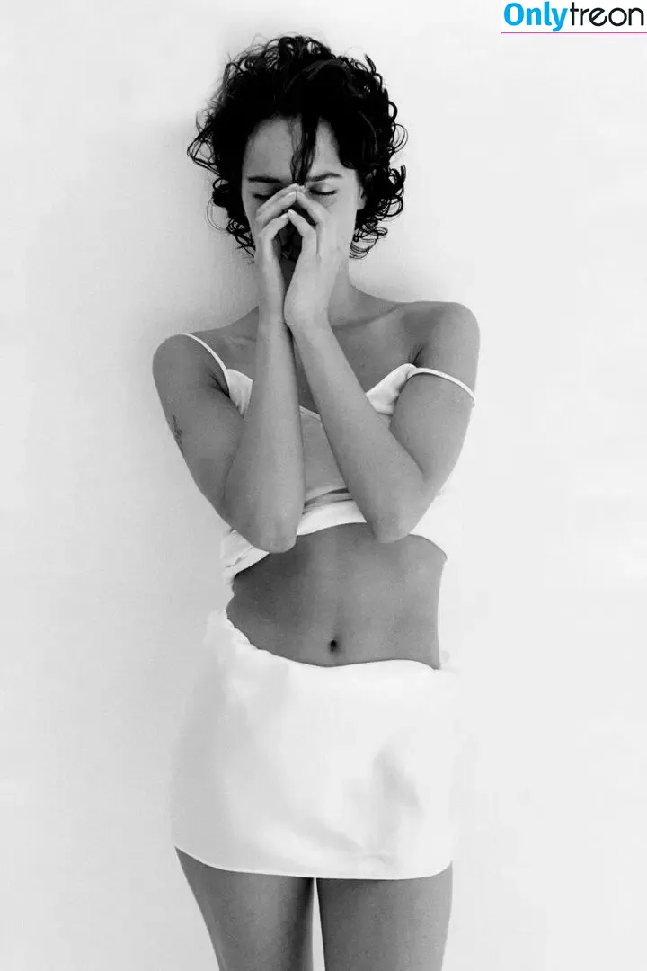 Lena Headey nude photo #0090 (iamlenaheadey)