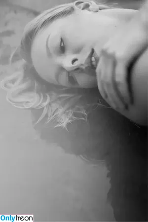 Leonore Bartsch / seashells_and_stardust nude photo #0046