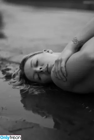 Leonore Bartsch / seashells_and_stardust nude photo #0047