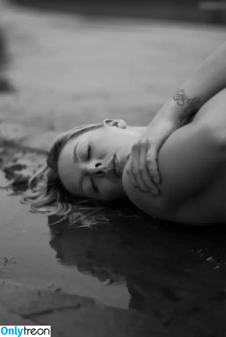 Leonore Bartsch nude photo #0047 (seashells_and_stardust)