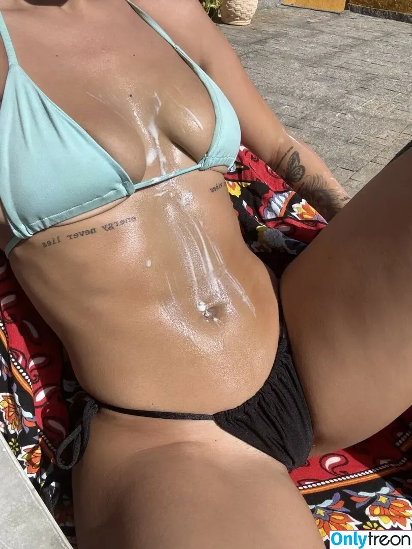Leticia Castro nude photo #0491 (Castrollet / DEZOITOU / leticiacastroficial / thayscastro)