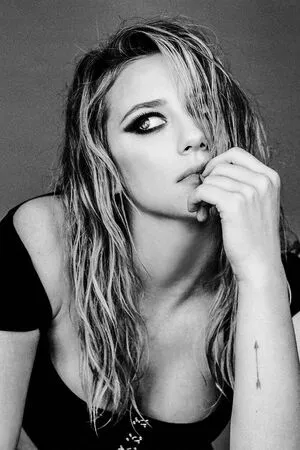 Lili Reinhart / Unpublished Photos / lilireinhart nude photo #0071