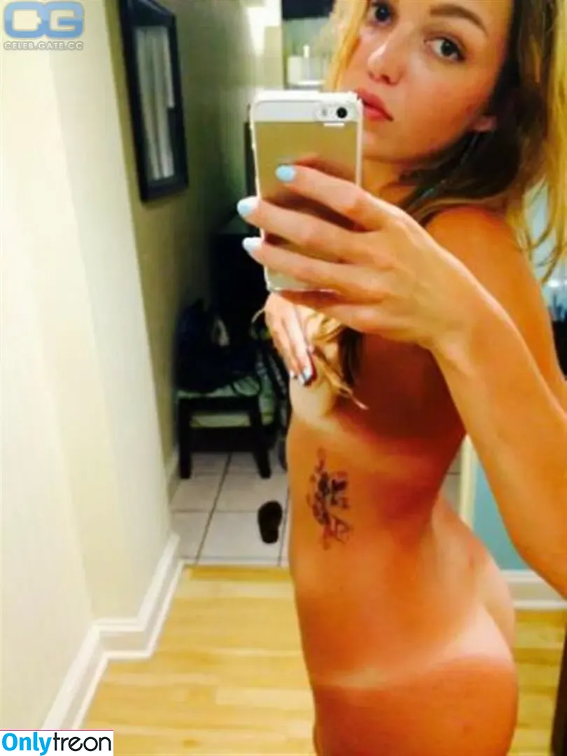 Lili Simmons nude photo #0236 (jasminesimmons / liliflower33)