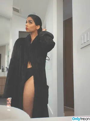 Lilly Singh / lilly nude photo #0303