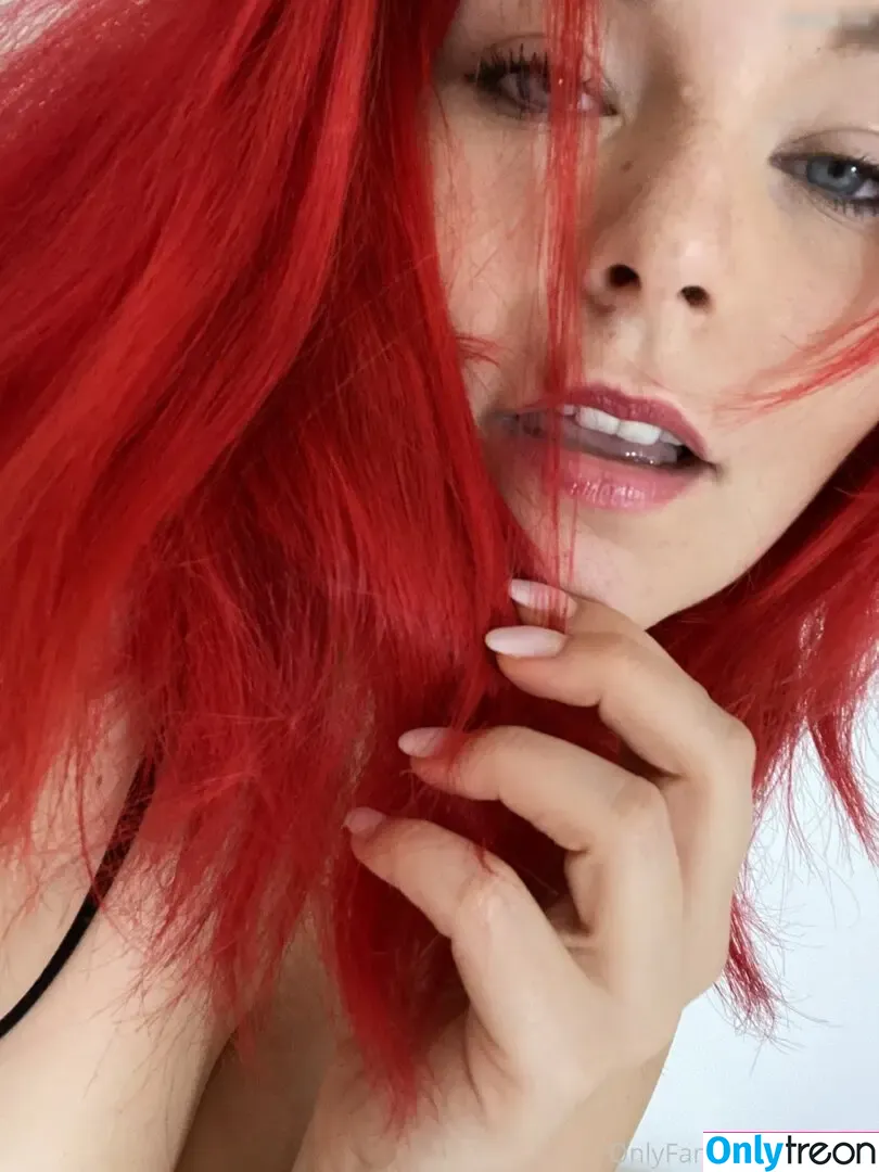 Lilouluv nude photo #0137 (Aneta / Lilou Luv / anetafiggutx / lilouluv_)