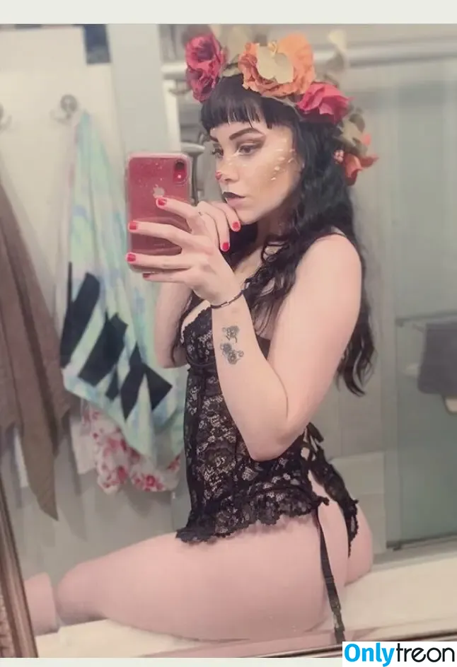 Lily Flood nude photo #0002 (_Stacys_Mom / cry_baby_brat / lilyflood / lilyflood0 / stacysgothmom / trentonflood)