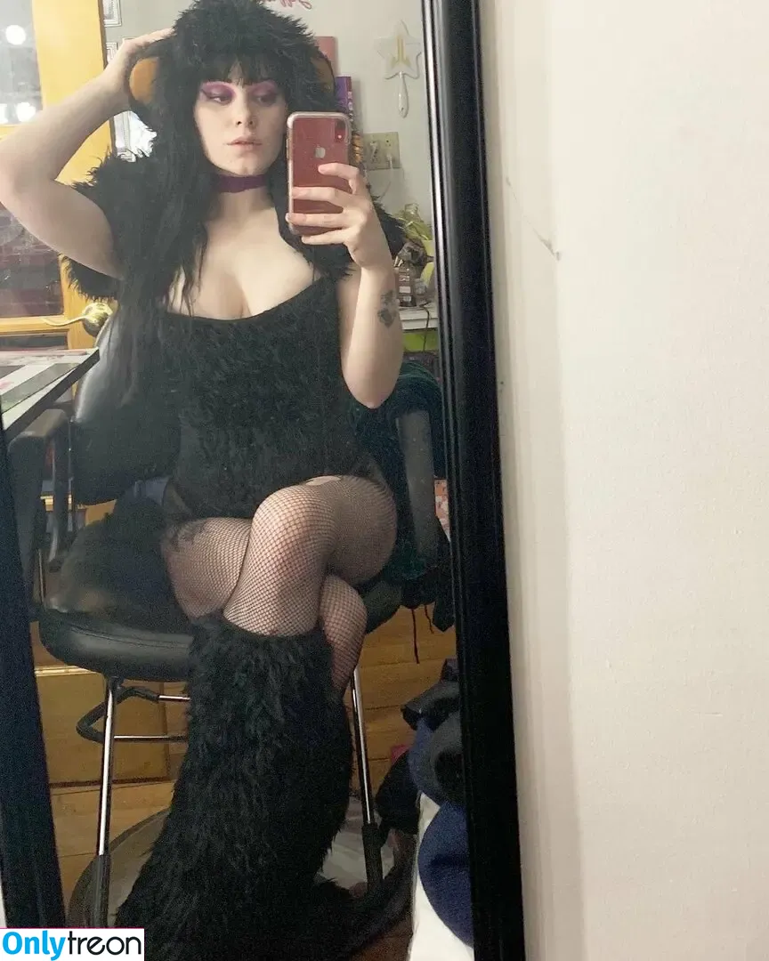 Lily Flood nude photo #0003 (_Stacys_Mom / cry_baby_brat / lilyflood / lilyflood0 / stacysgothmom / trentonflood)