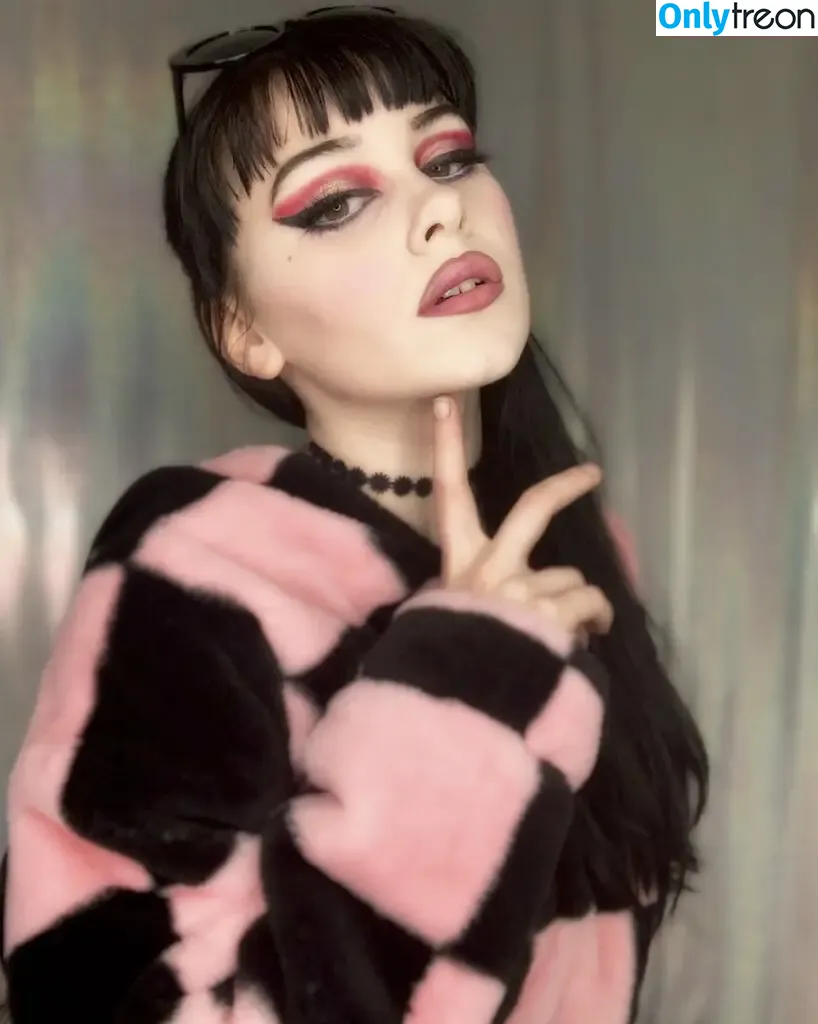 Lily Flood nude photo #0012 (_Stacys_Mom / cry_baby_brat / lilyflood / lilyflood0 / stacysgothmom / trentonflood)