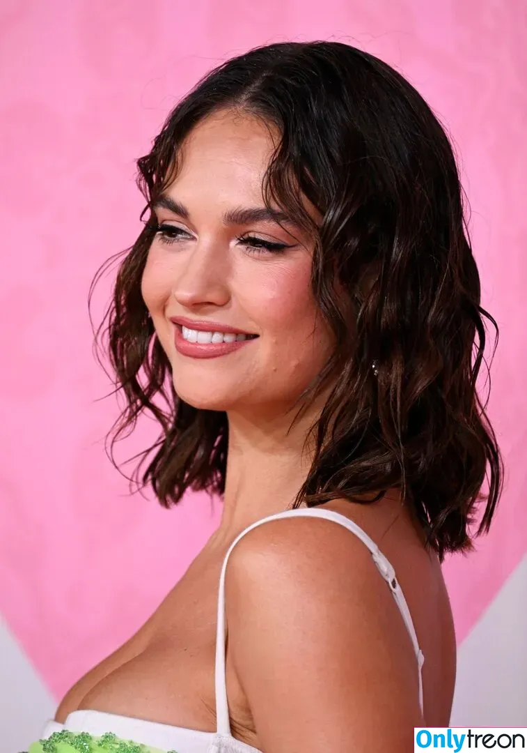 Lily James nude photo #0232 (lillyjames / lilyjamesofficial)