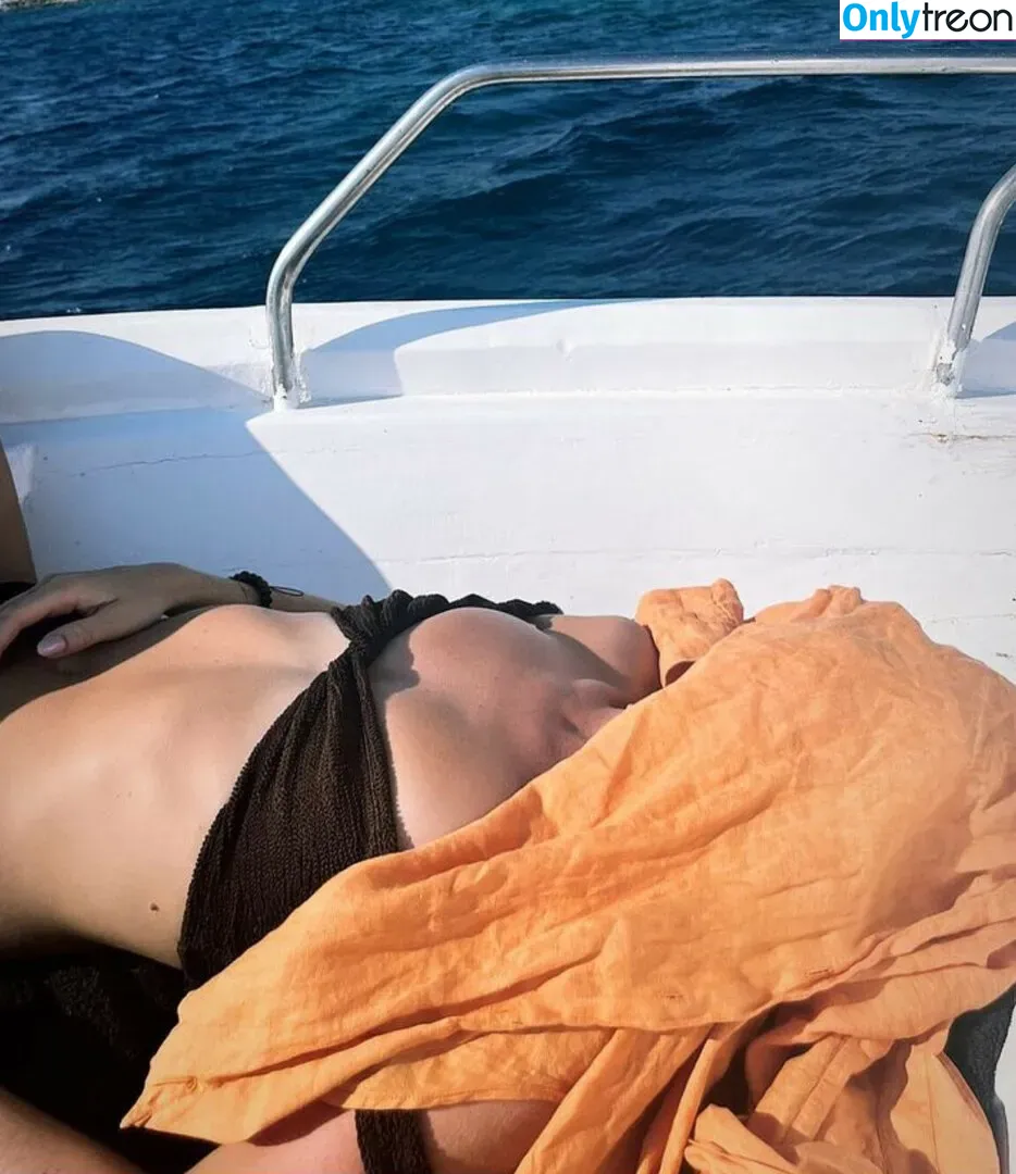 Lily James nude photo #0420 (lillyjames / lilyjamesofficial)