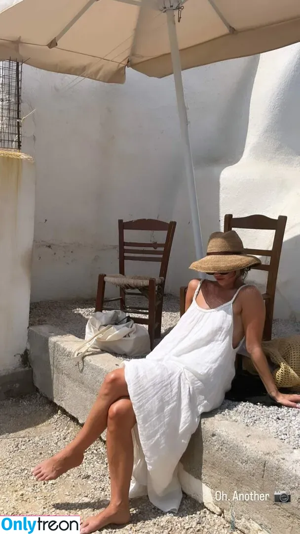 Lily James nude photo #0423 (lillyjames / lilyjamesofficial)